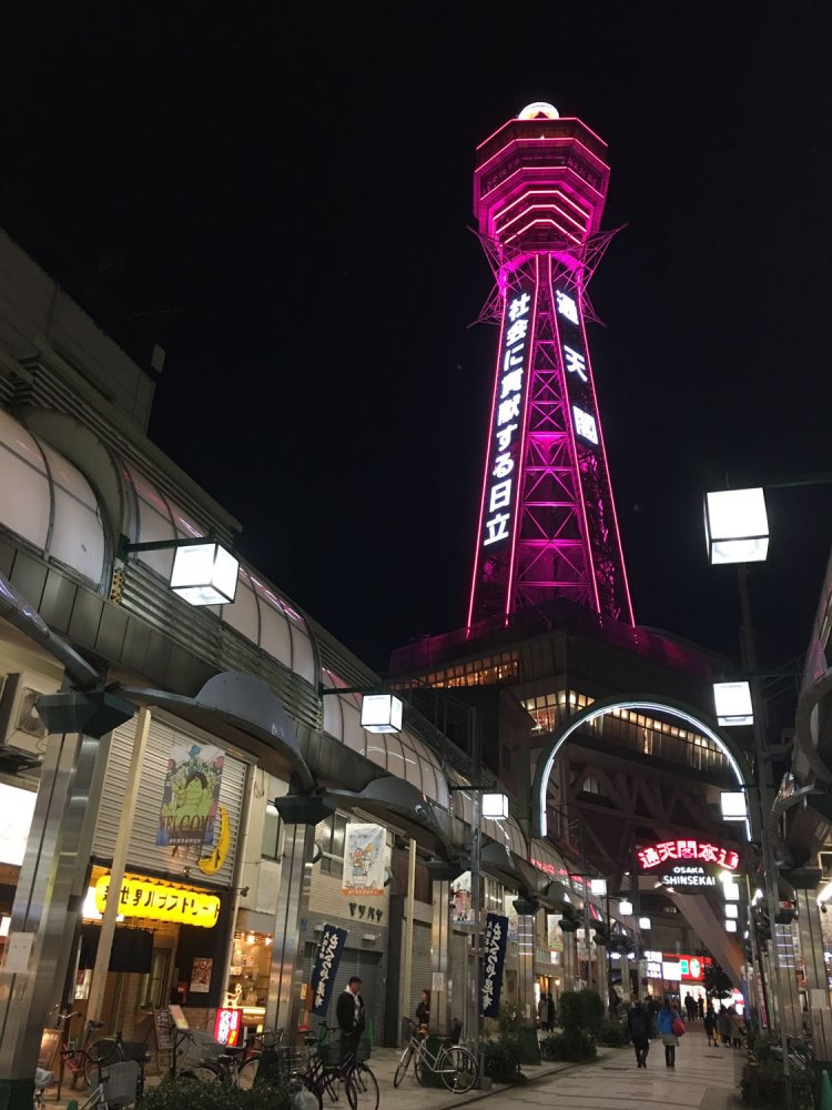撮影したのがコロナ流行時で、通天閣にも警戒レベルの赤色が点っていた。