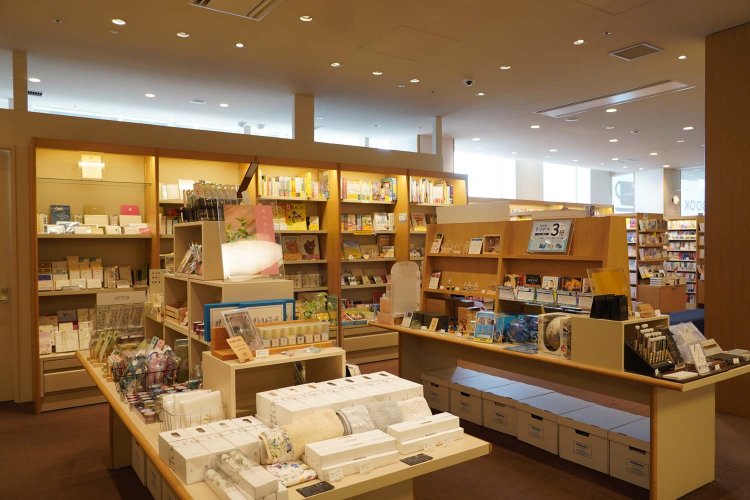 丸善が登場する梶井基次郎作『檸檬（れもん）』に関連したオリジナルグッズをはじめ、子ども向けのぬいぐるみや絵本も取り揃えている。