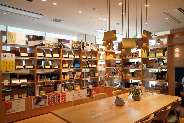 一人利用にも最適なテーブル席やカウンター席のほか、グループで対話を楽しめる大テーブル席もある。本をモチーフにした照明もおしゃれ。