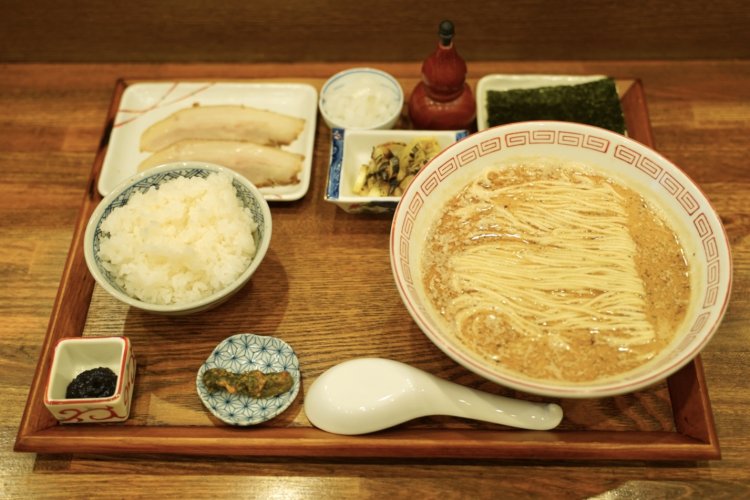 鯖ラーメン定食1100円。トッピングのネギはバーナーで炙られておりトロッとした甘さとシャキシャキ感が両方楽しめる。