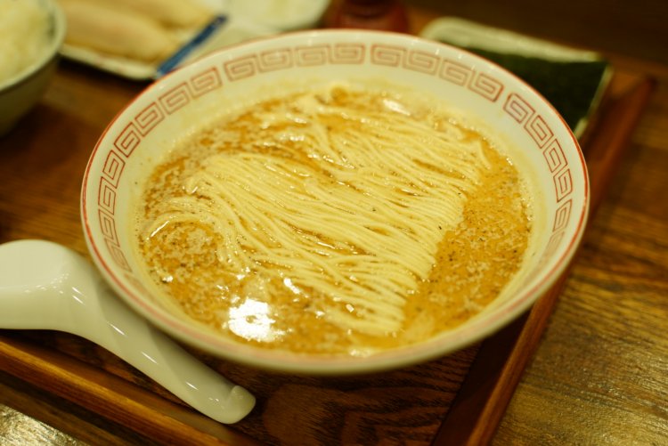 美しく盛り付けられた低加水中細麺。つやつやとまばゆい。