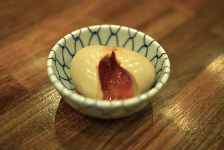 トリュフ煮卵。最後にトリュフを注入しているのだそうで、半熟の黄身にまでトリュフの香りと味が染み込んでいる。