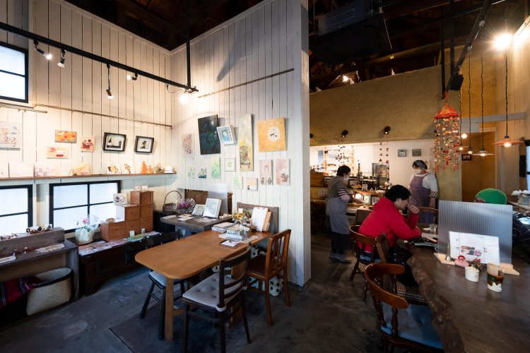 手塗りの土壁が印象的な店内。月替わりの展示にも目が吸い寄せられる。