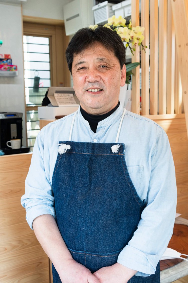 店を切り盛りする佃さん。「おでんとビールのちょい飲みセットもありますよ」