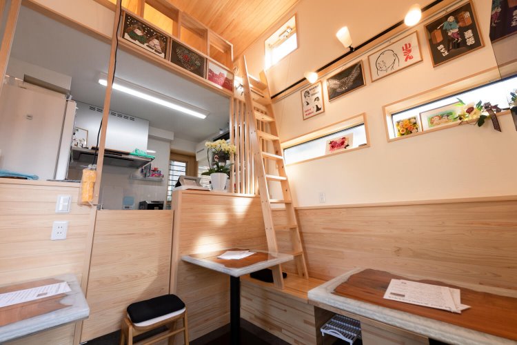 自作の切り絵は毎月展示が変わる。