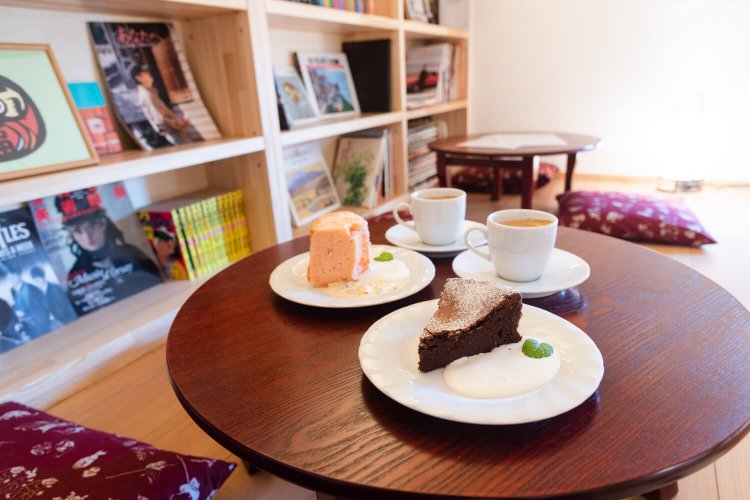 自家製ケーキは季節替わり。ビターなチョコレートケーキ、ふんわり桜が香るシフォンケーキ。コーヒーセット各800円。