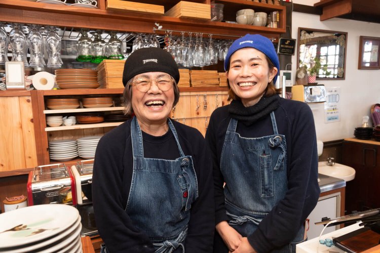 イタリアンやフレンチで修業した明神さん（右）が家族と共に営んでいる。抹茶スイーツ、パフェ、5月からはかき氷も用意。