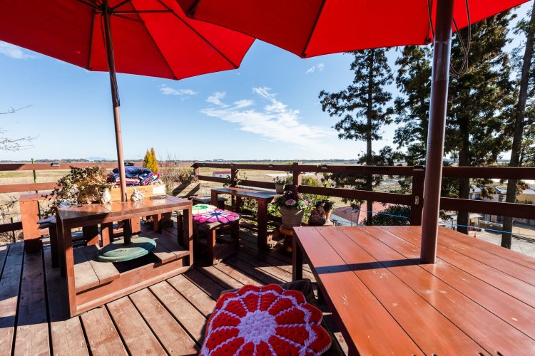 「桜、チューリップと花景色も楽しめます」と明神さん。肌寒い日でも外席希望が絶えない。