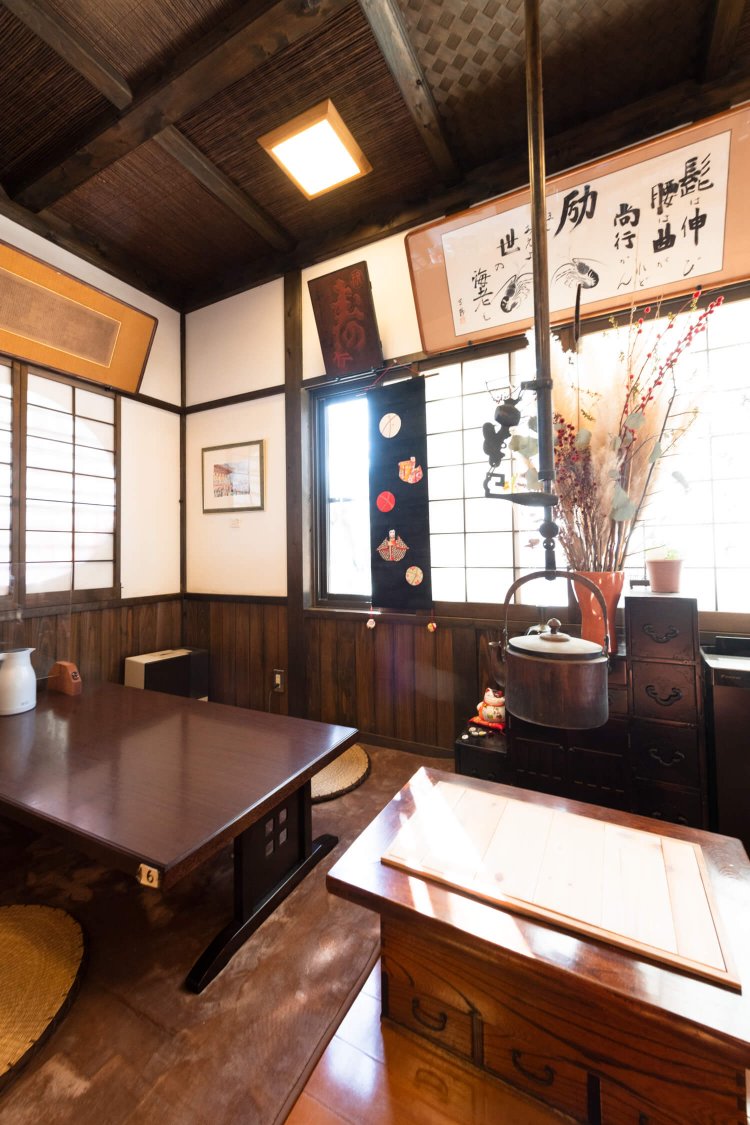 自在鉤、書などの古美術が店内を彩る。