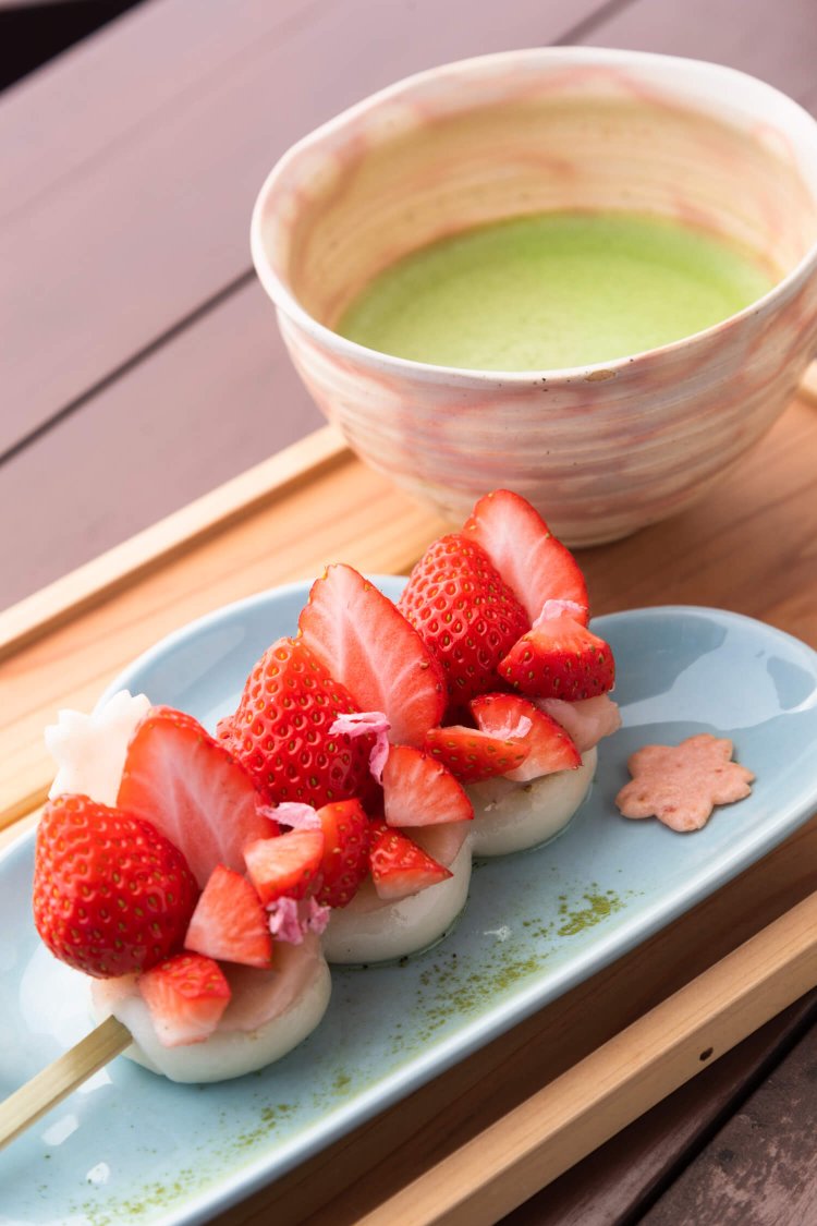 桜あん＆布施産イチゴのいちご団子セット990円は、コーヒーか紅茶付き。抹茶は＋160円。