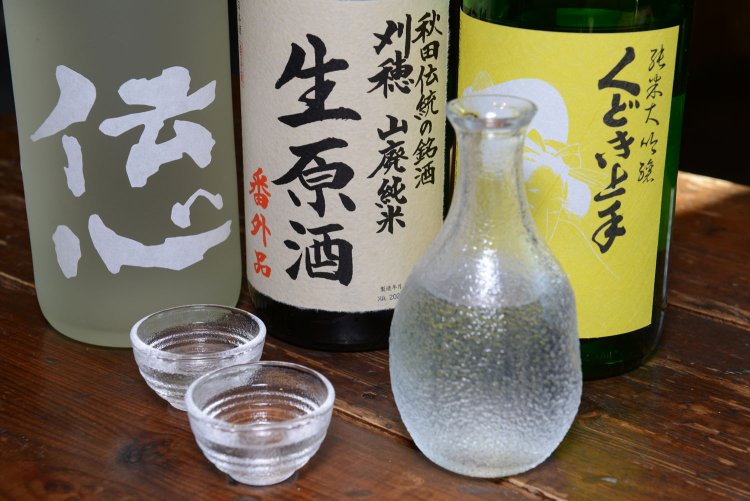 日本酒1合1000円～。焼酎グラス650円。カラフルなラベルが多いので、ラベルで選ぶのも面白い。