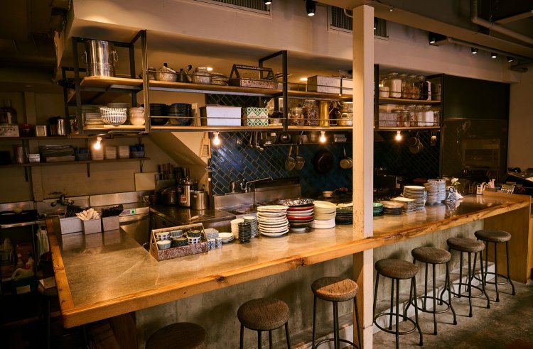 店内はカウンター席とテーブル席があり、オープンキッチンで調理している姿も見られる。