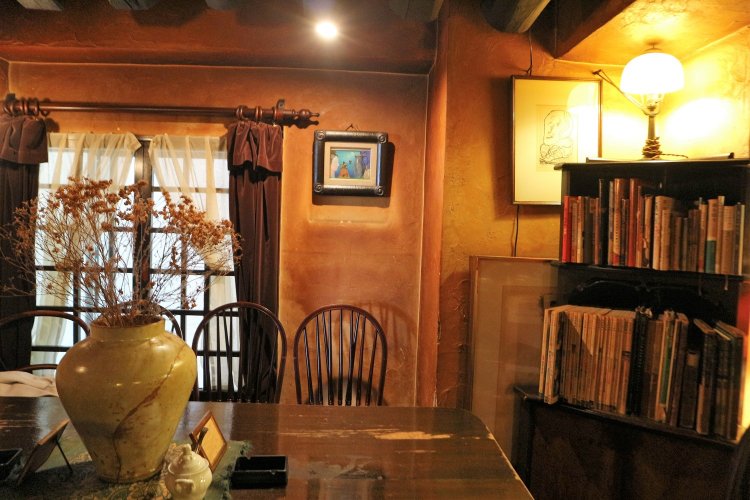 タバコの煙で染められた壁の色、剥がれた漆喰など空間の一つ一つに風合いがにじみ出る。