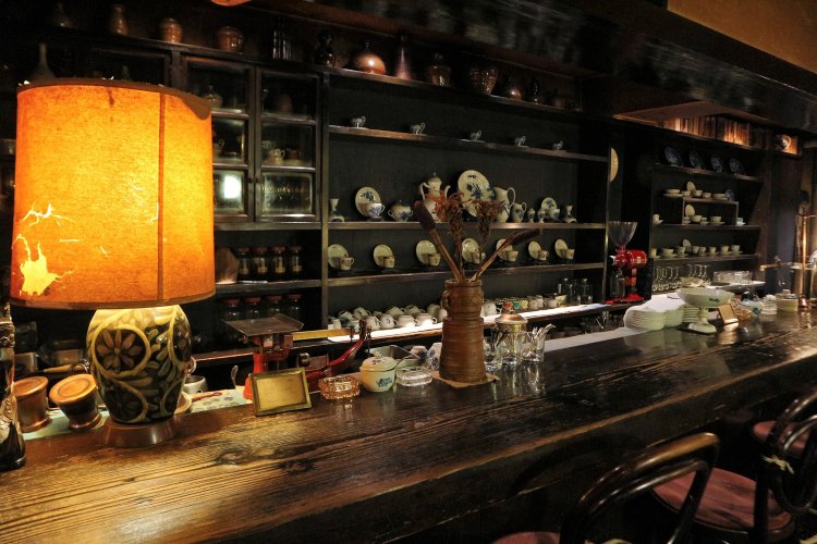 一枚板で作られたカウンター席では、マスターやスタッフがコーヒーを淹れる様子を眺められる。