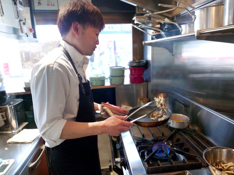 フランスに渡り腕を磨いてきた経験豊富な料理長の谷口さん。