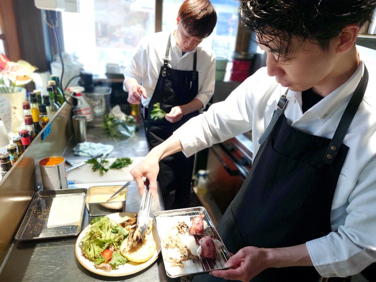 シェフの久野さんが綺麗に盛り付けて完成！