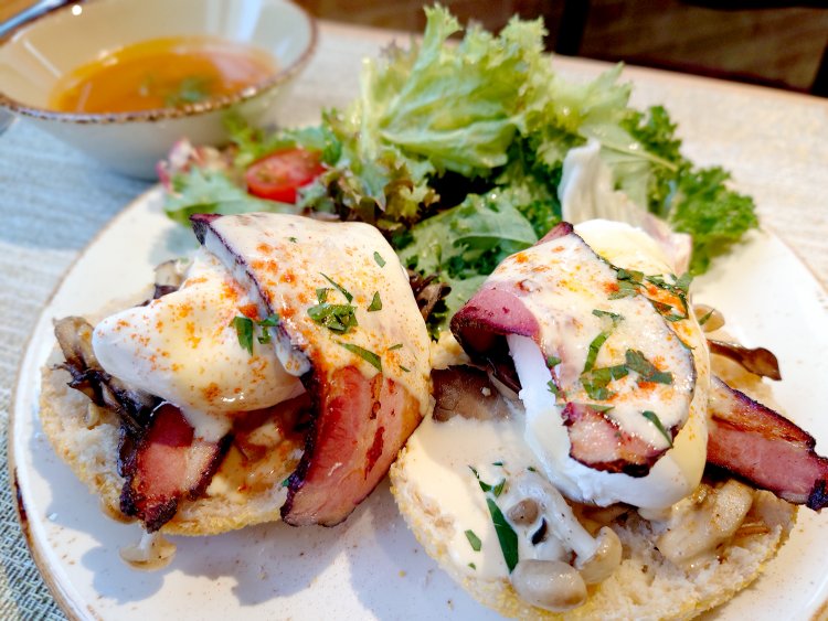 エッグベネディクト1550円。サラダは新鮮野菜たっぷり。