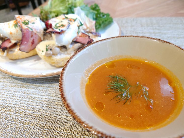 ランチにはブイヤベースのスープ付き。ランチとは思えないクオリティ。