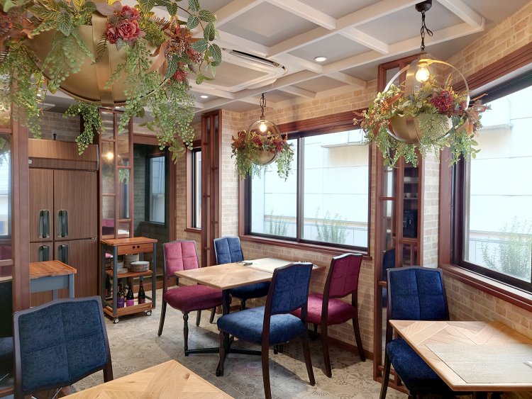 2階テーブル席。ディナー時はコース料理を提供。開放的な空間が心地よい。