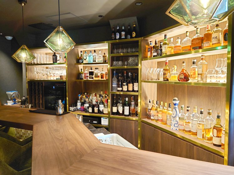 3階は落ち着いた雰囲気のバー。食事のあと飲みに行こうという方も上に移動するだけ。