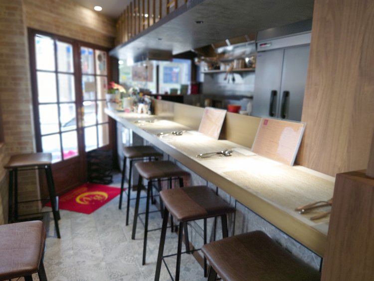 1階はカウンター4席。厨房のシェフたちと会話が弾む距離感がいい。