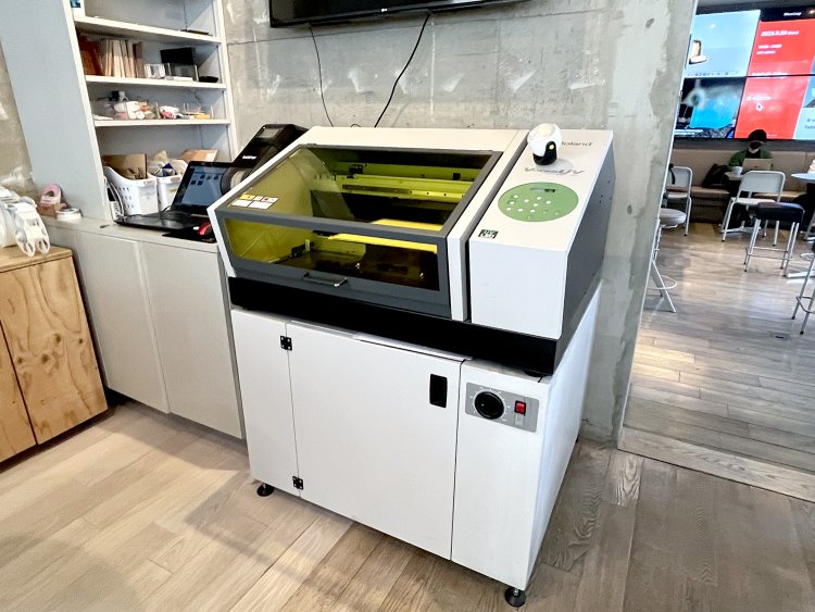 UVを照射することで木、アクリル、革、プラスチックに自作のデザインをプリントが可能なUVプリンター。