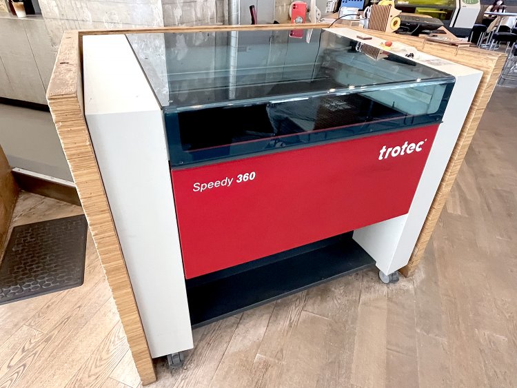 高出力のレーザー光でさまざまな素材のカットができるレーザーカッター。フード用もある。