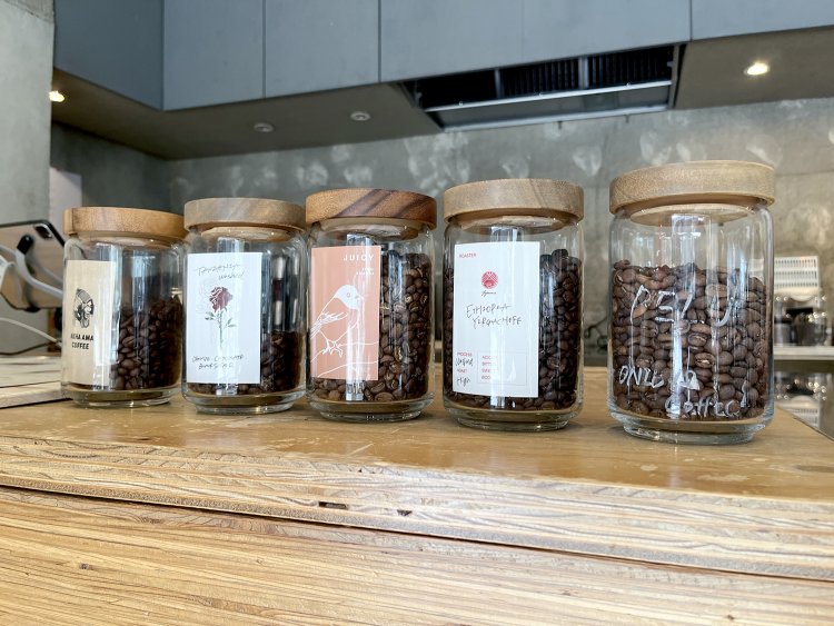 取材日にあった『LIGHT UP COFFEE』のSIMBI RWANDA（写真中央）をエアロプレスで抽出してもらった。