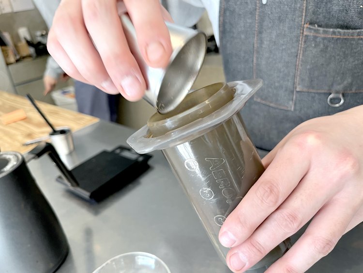 アメリカのアウトドア用エアロプレスで抽出する。