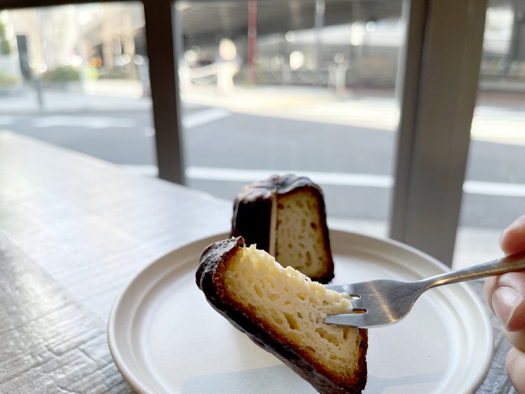 人気のFabCafe Hidaの名物を直送している。冷やしカヌレ350円。