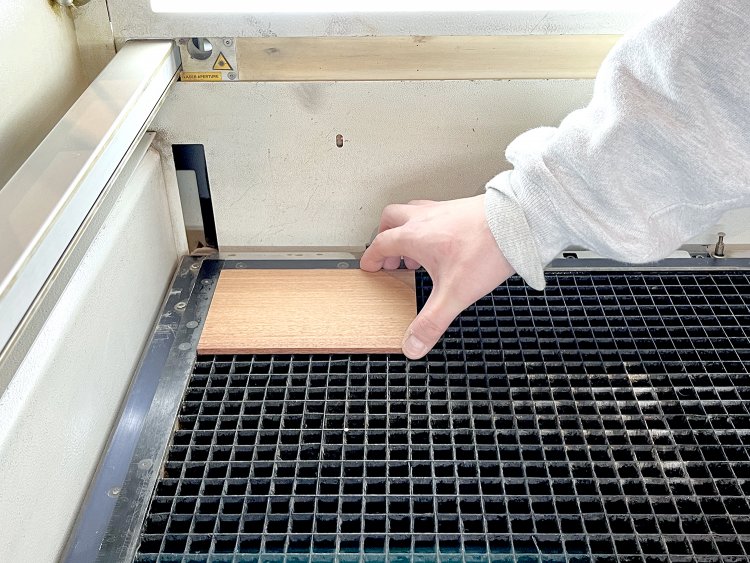 木材を選び、レーザーカッターにセットする。