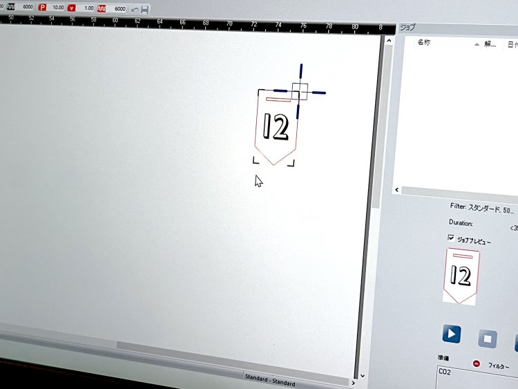 デザインをパソコンに取り込む。パソコン操作が得意じゃなくても、スタッフが手取り足取り教えてくれる。それより作りたい気持ちが大事だ。