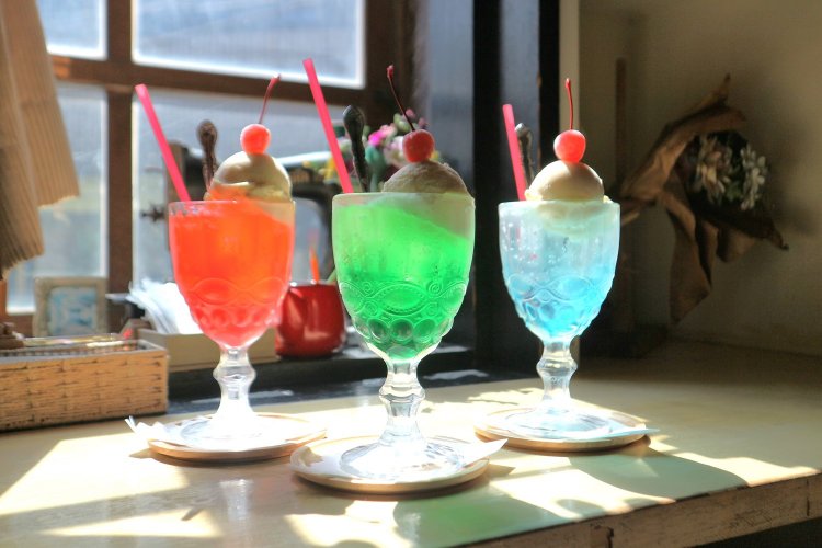 写真は左からキセツのクリームソーダ770円（取材時はブラッドオレンジ）、昔ながらのクリームソーダ715円、ラムネのクリームソーダ715円。