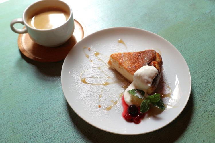 自家製ベイクドチーズケーキ715円とコーヒーのセット330円をオーダーしてみた。