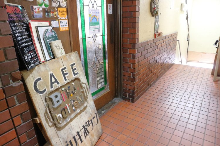 外に掲げられた看板を頼りに階段を上がっていくと、入口が現れる。