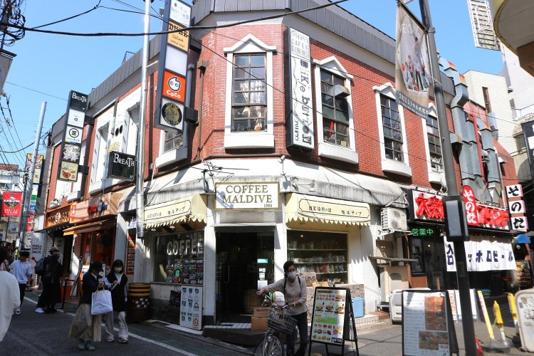 ふと見上げると、洋館のようなレンガ調の建物が目に入る。