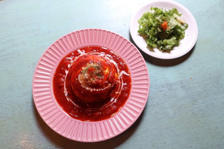 ランチセットは全品サラダ付き。