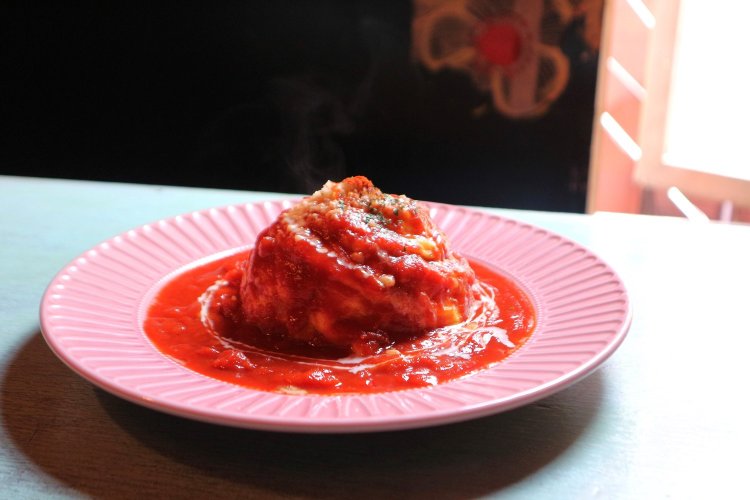 真っ赤に染まったドレス・ド・オムライスは絵になる美しさだ。
