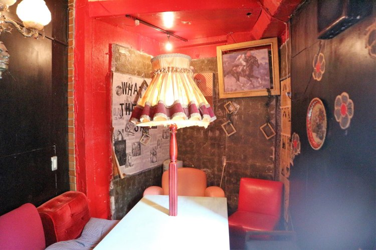 テーブルにランプが灯る雰囲気たっぷりの個室。