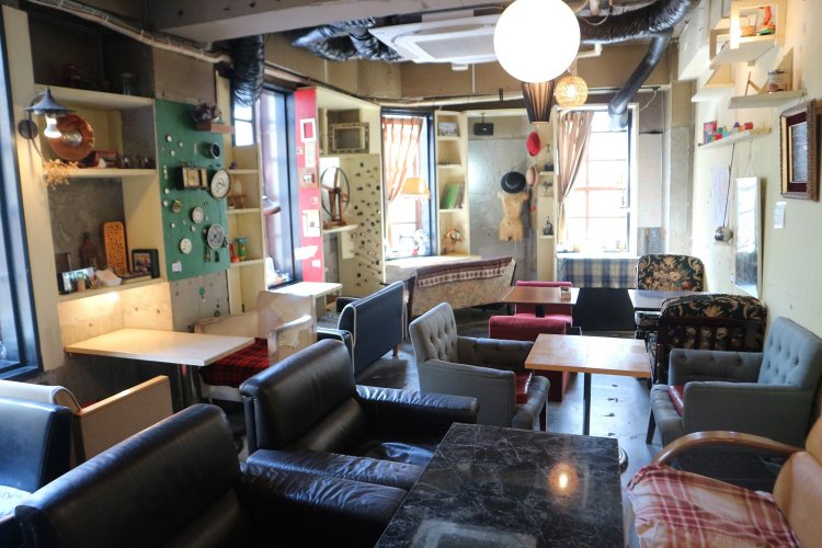 さまざまな物語が紡がれる店内。全席ソファシートなのもうれしい。