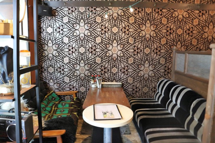 レトロチックなソファや壁紙の模様に心奪われる。