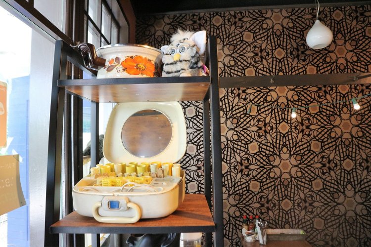 店の入口脇に置いてあるカーラーは、近所の閉店した美容室からもらったもの。