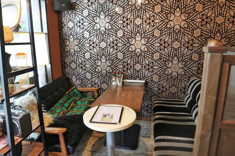 閉店したスナックから譲り受けたソファなど、古道具やインテリアそれぞれにエピソードがある。