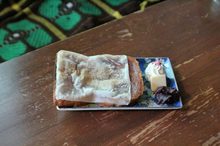 もっちりとした求肥で包んだトーストにバター、あんこ、ホイップをのせるスイーツメニューのあんバタもちトースト850円も見逃せない。