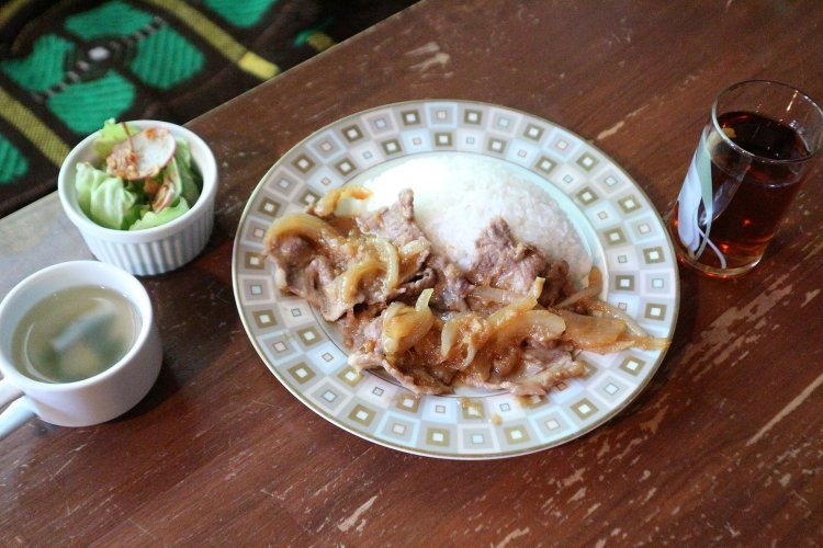 がっつりと食べられるポークジンジャーは近所のビジネスマンから好評。