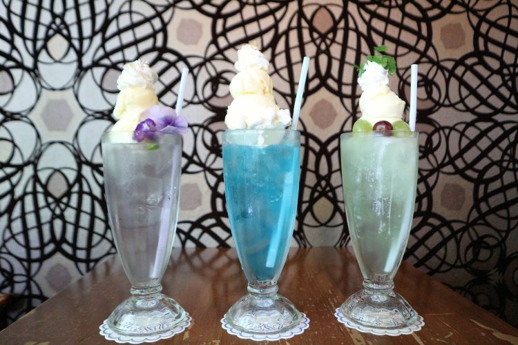 写真左からラベンダークリームソーダ950円、ラムネブルークリームソーダ850円、マスカットクリームソーダ950円。