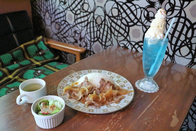 写真は柔らかな豚肉に生姜のたれが絡んだポークジンジャー。スープ、サラダ付きなのも良心的。