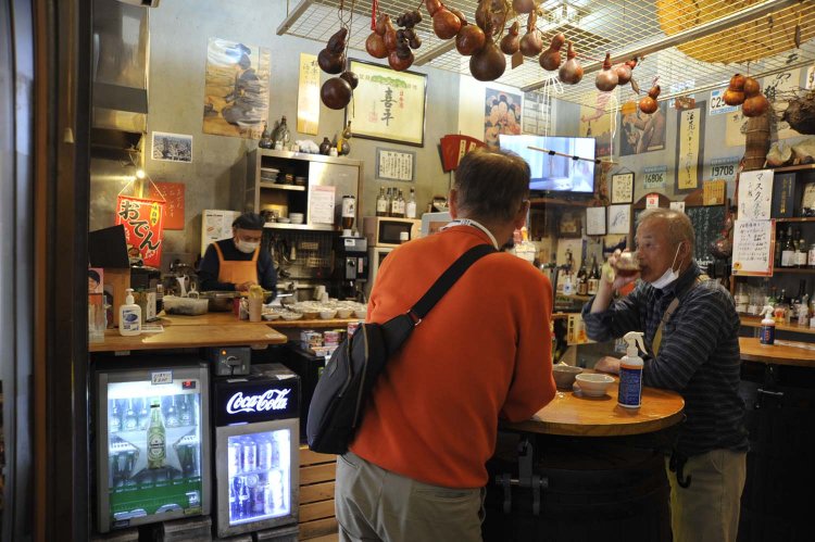 店内にはカウンターや樽のテーブルなどが置かれ、思い思いに楽しんでいる。