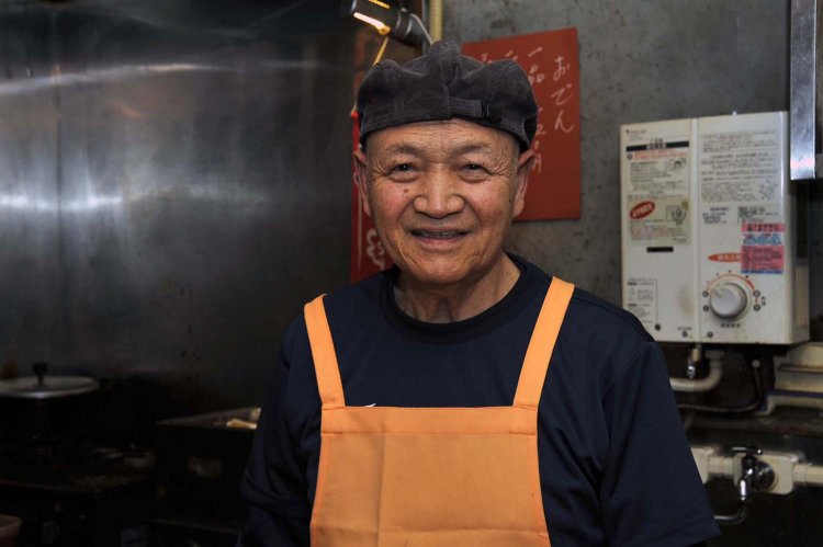 『平喜屋』を定年した後も店主を続ける西塚哲郎さん。