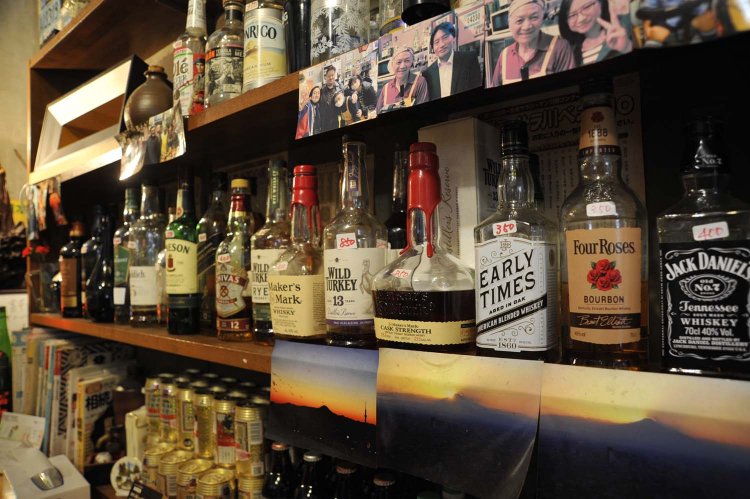 棚にはびっしりとウィスキーや焼酎などが並ぶ。